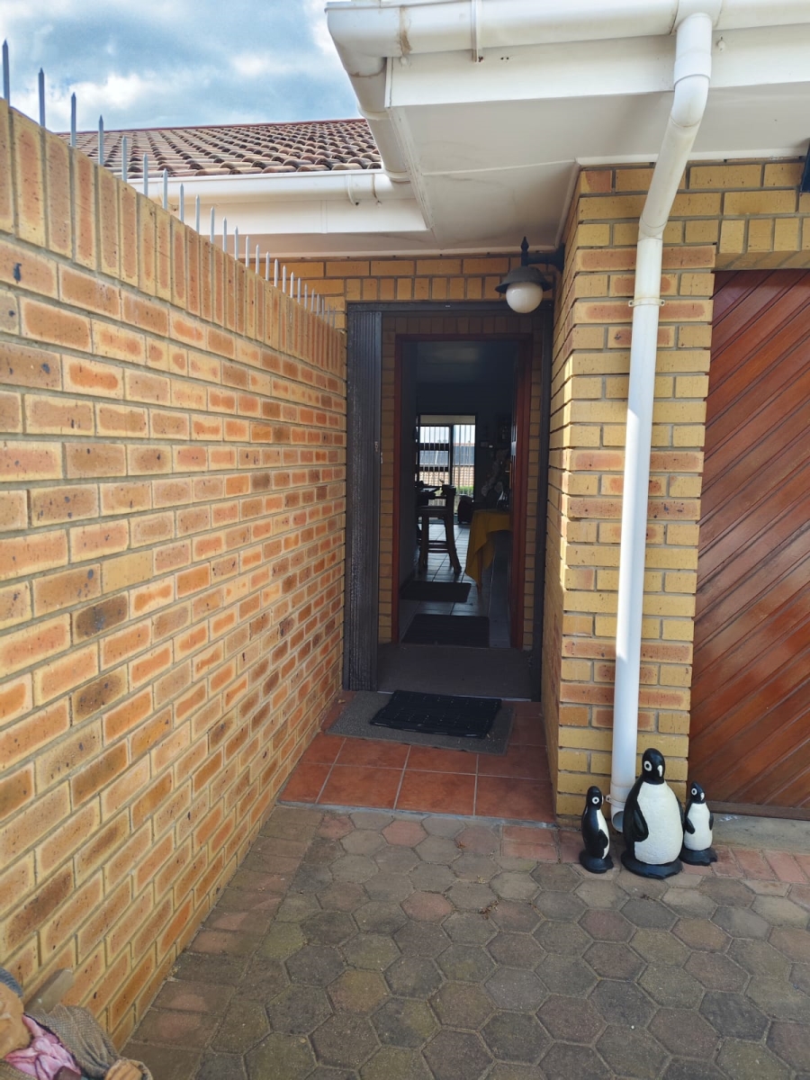 3 Bedroom Property for Sale in Hartenbos Central Western Cape